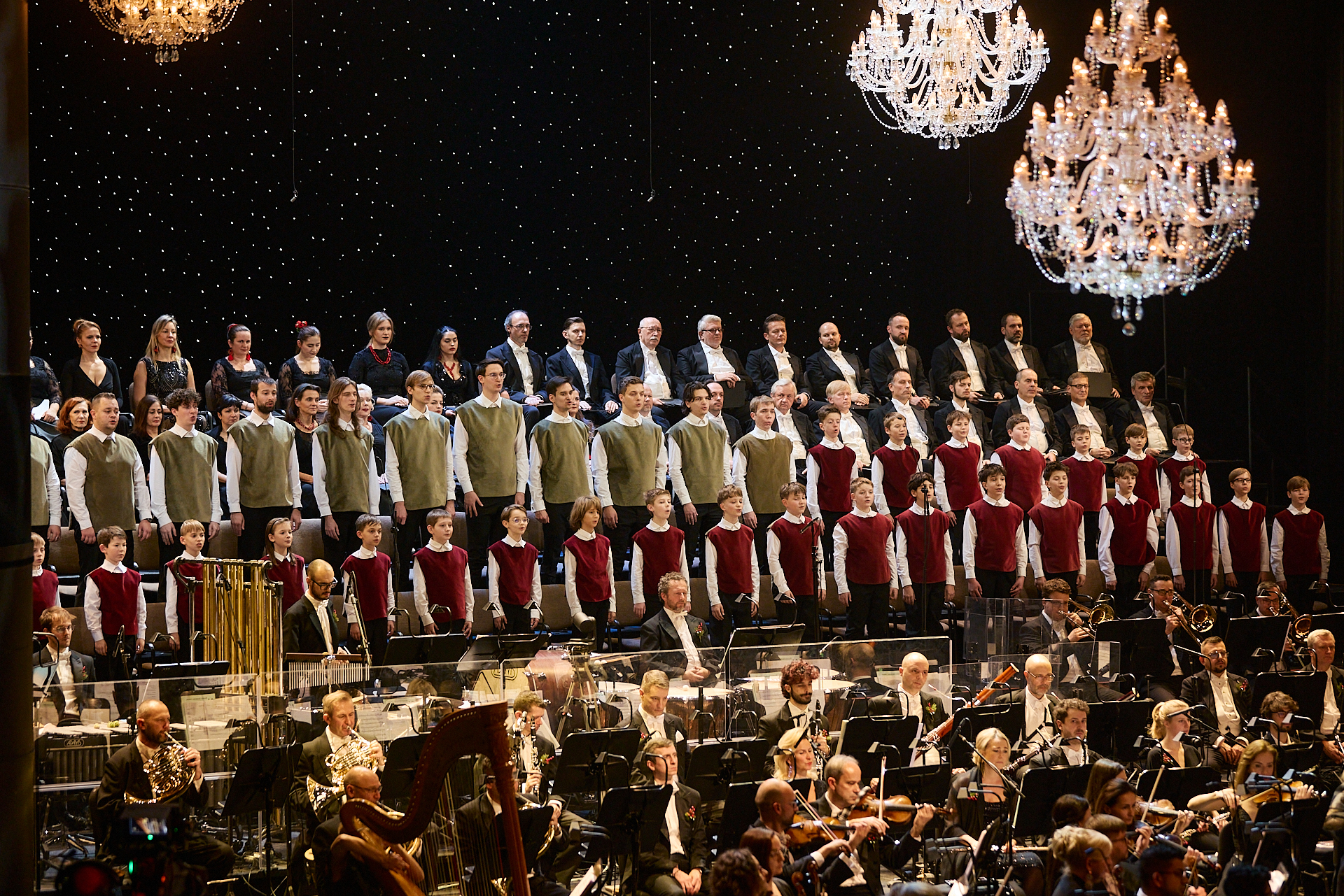 Vianočný koncert v Novej budove SND pod krištáľovými lustrami